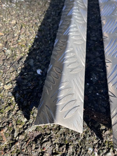Aluminium angle chequer plate